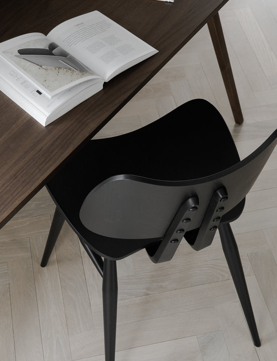 TREVISO--2335--TREVISO_DESK--WALNUT--WN--ORIGINALS--7402--BUTTERFLY_CHAIR--ASH--SB--LIFESTYLE_DETAIL.png